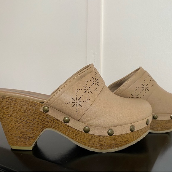 Arizona Jeans Women's Tan Clogs with Studded Detail - Picture 2 of 5